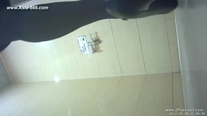 chinese girls go to toilet.142