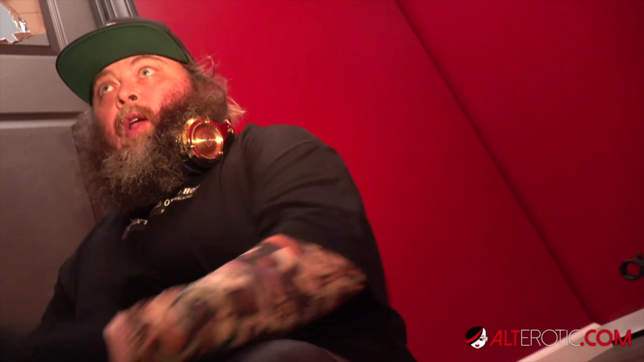 HO HUNTERS - Arielle Aquinas performs a sexorcism