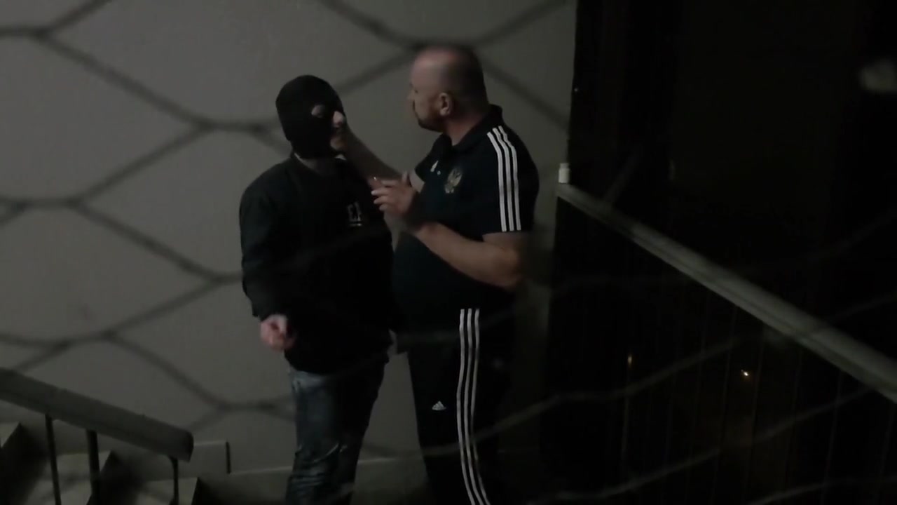 Extreme Public Sex - Skinhead And I Smoked In The Entrance And He Fucked Me Bareback A Fat Dick