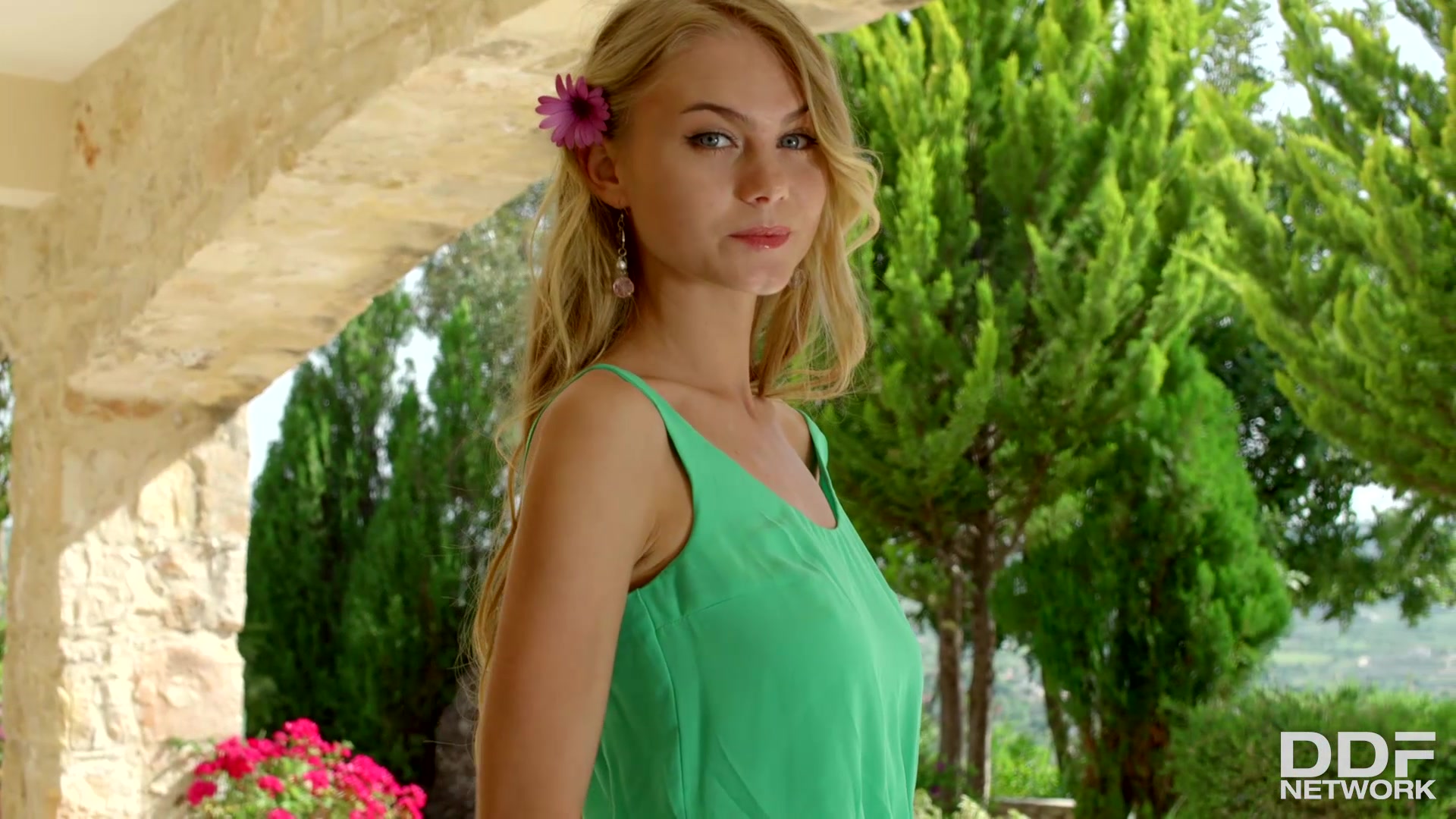 Sexy Summer Sweetheart: Ukranian Blonde's Sizzling Reveal - PornWorld
