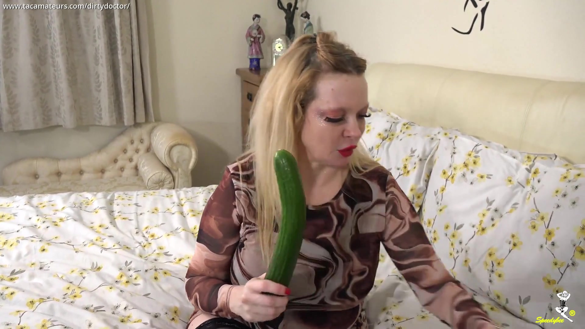 Summer Angel Lee - Dildo & Cucumber Playtime Pt1