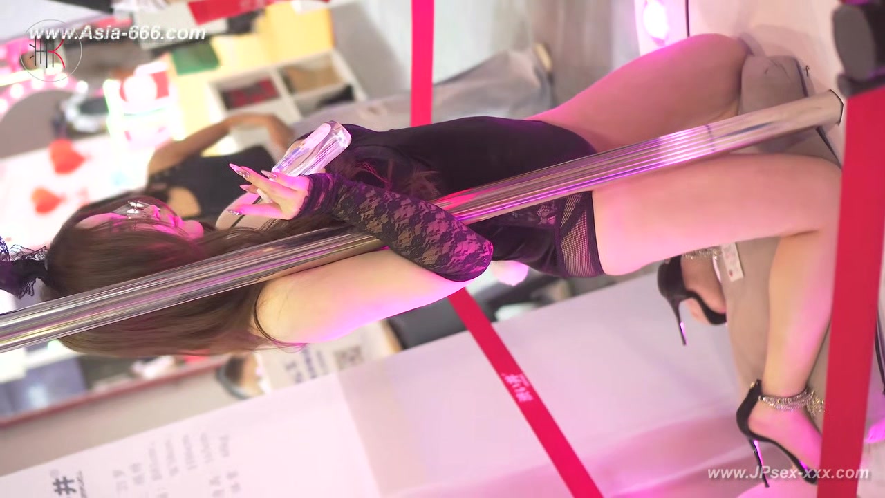 Chinese model in sexy lingerie show.10