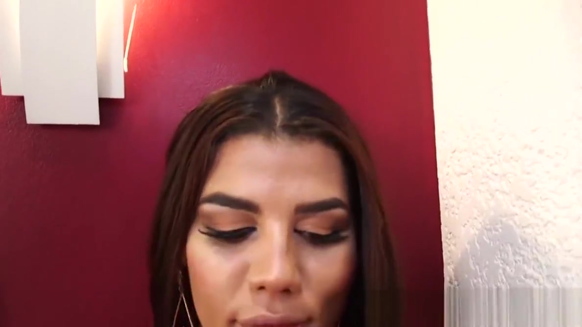 Busty tranny hottie shows her bubble butt and masturbates
