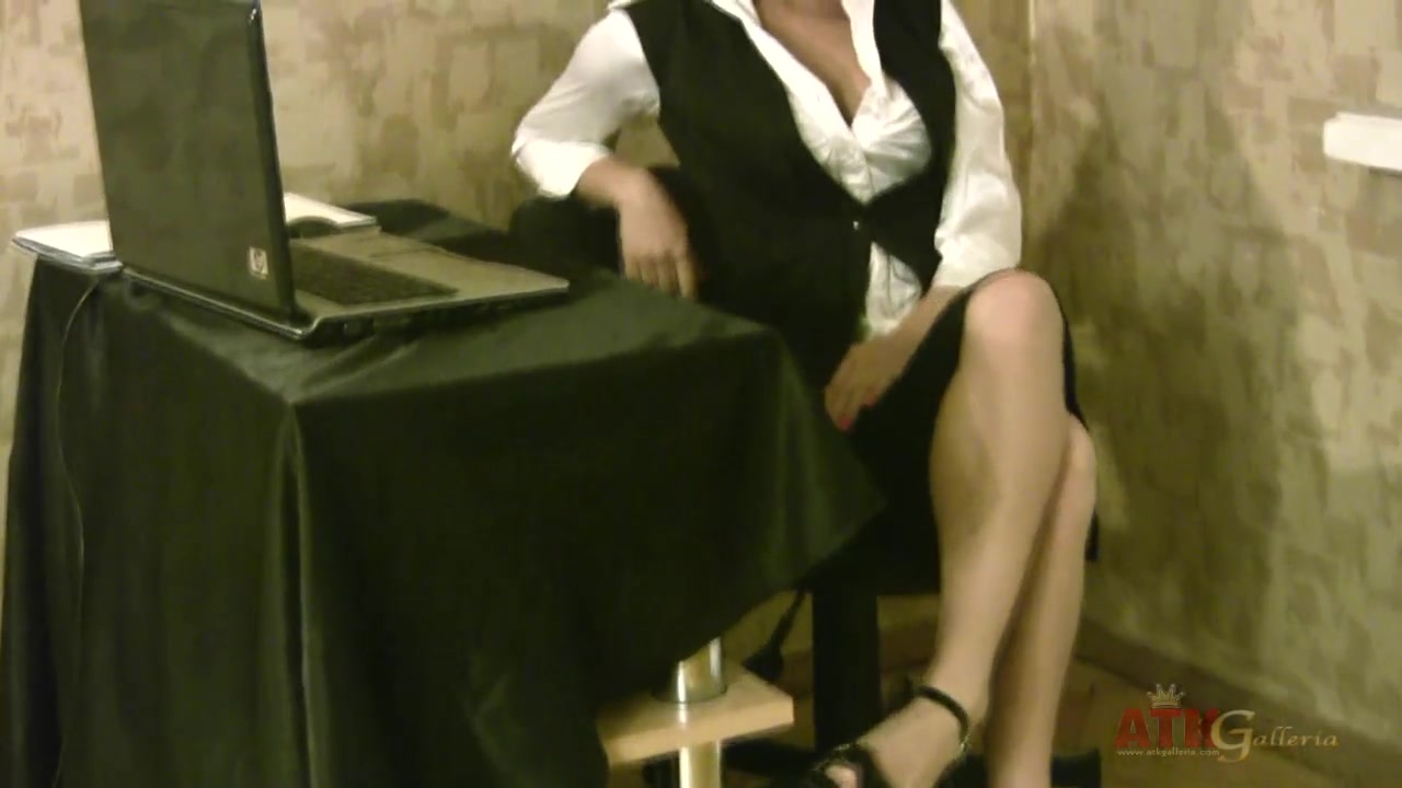 Gorgeous Evanika strips and masturbates