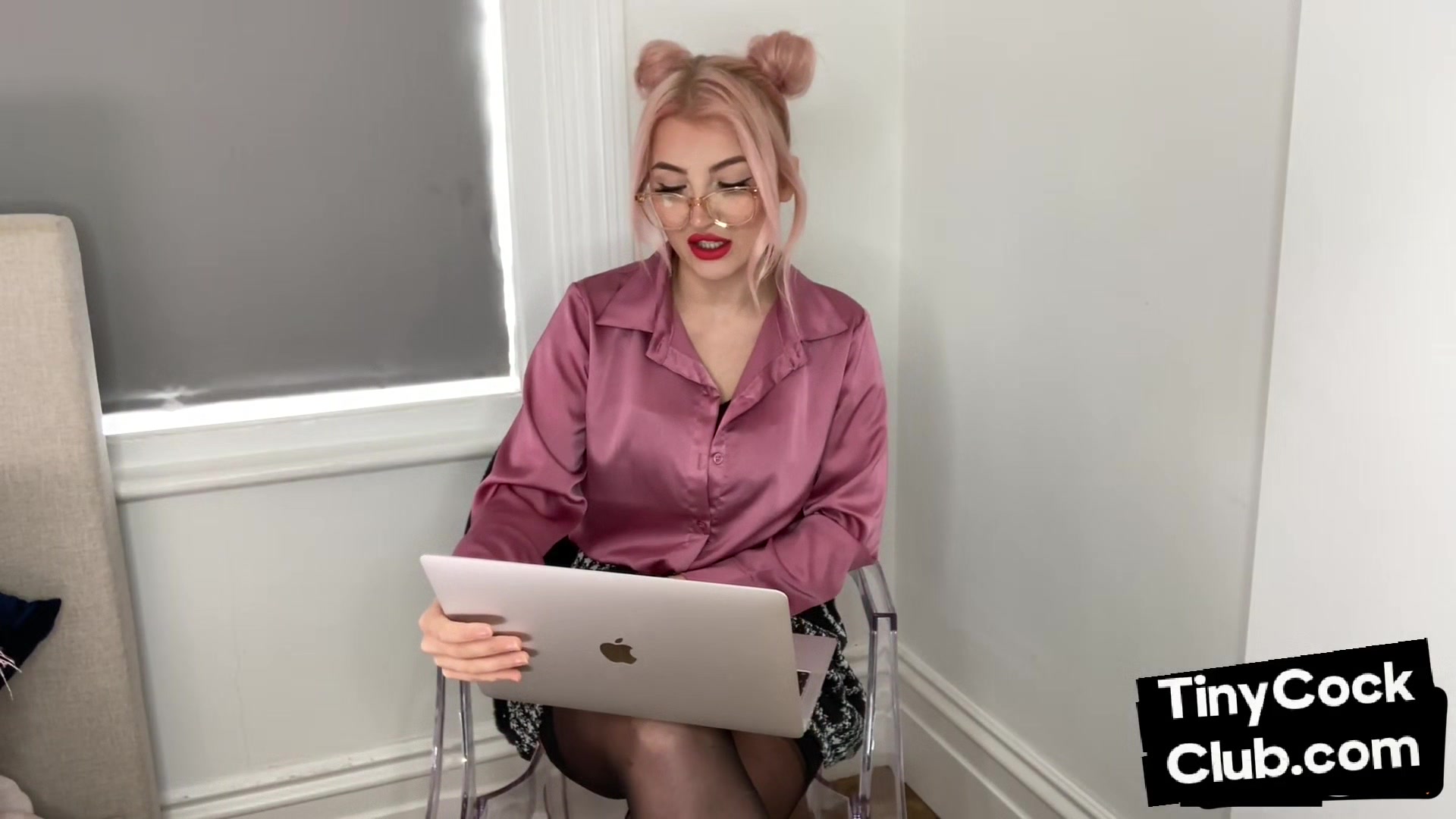 SPH amateur doll humiliates small cocks in solo video