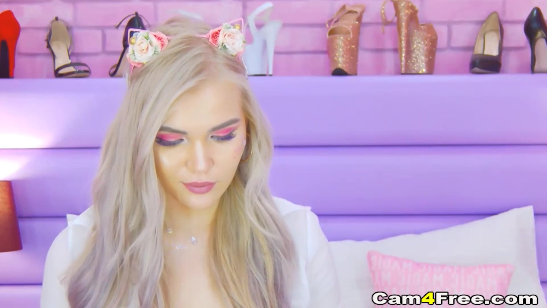 Sexy Blonde Gets Naughty on Cam