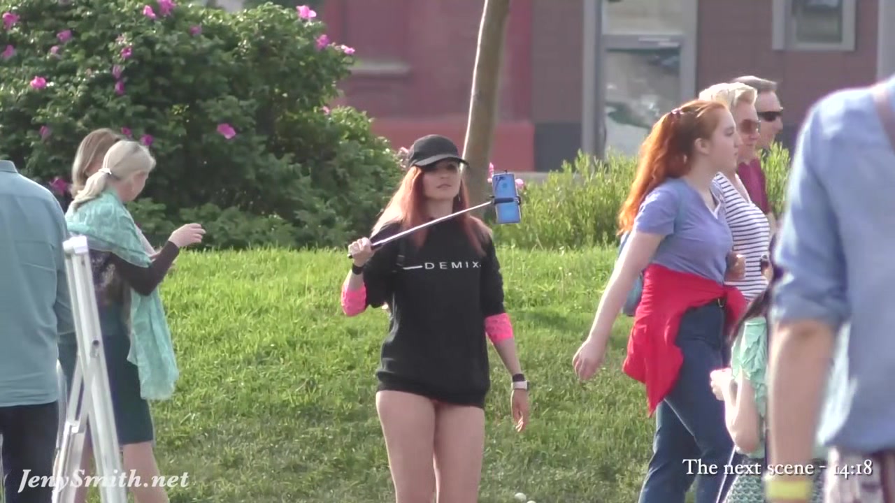 ASS FLASHING IN PUBLIC BY JENY SMITH. BUBBLE BUTT HIDDEN