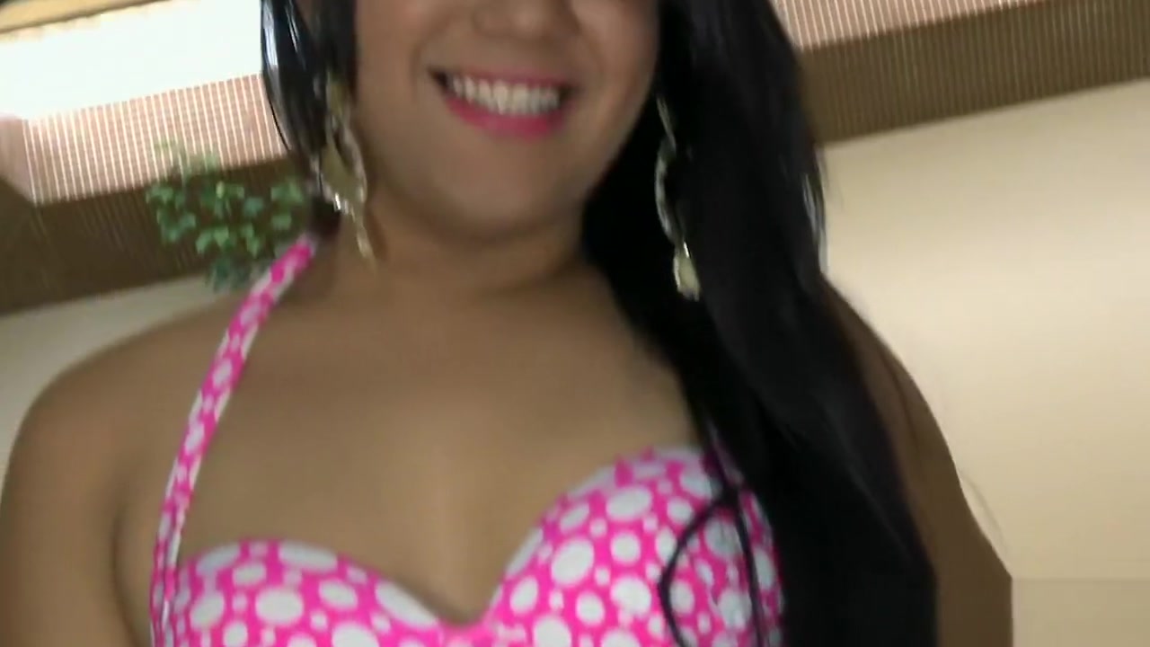 Curvy shemale gets her asshole slammed