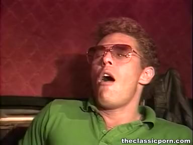 Eating guy’s pecker under table