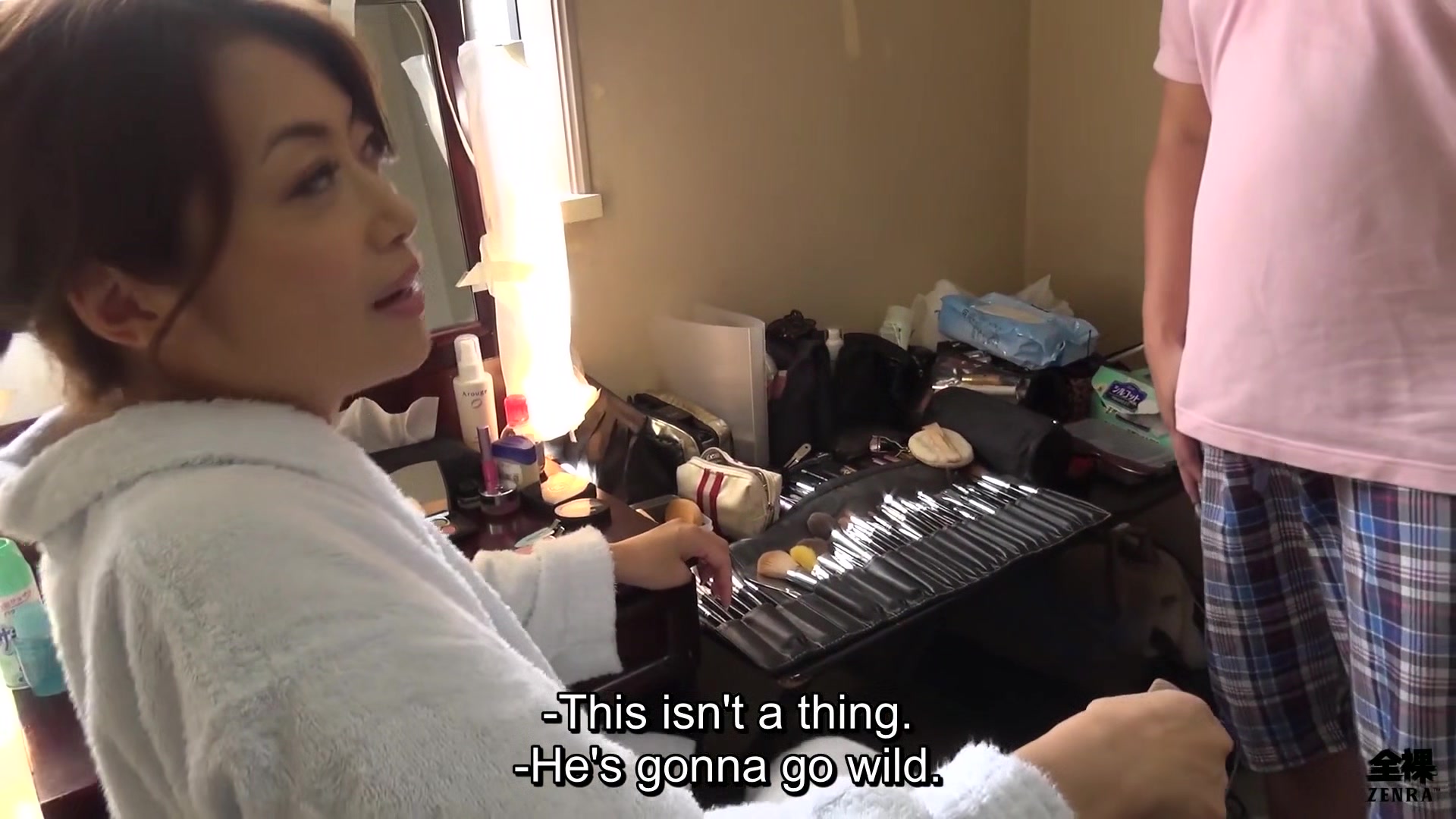 Maki Hojo sexual antics in between actual JAV shooting