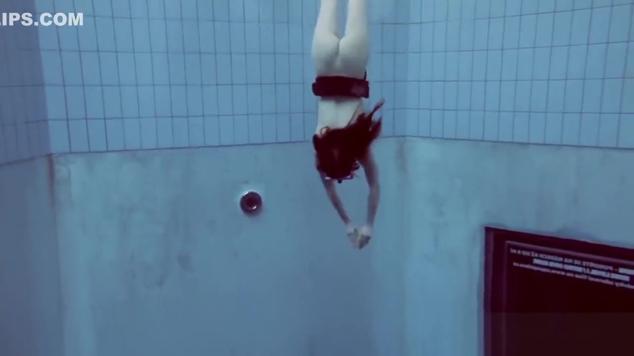 Cheh sexy redhead naked swimming