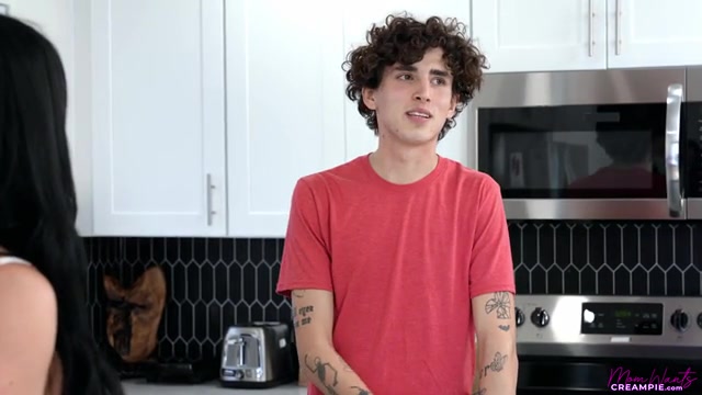 Stepsons Sexual Services - S4:E7 - Momlover