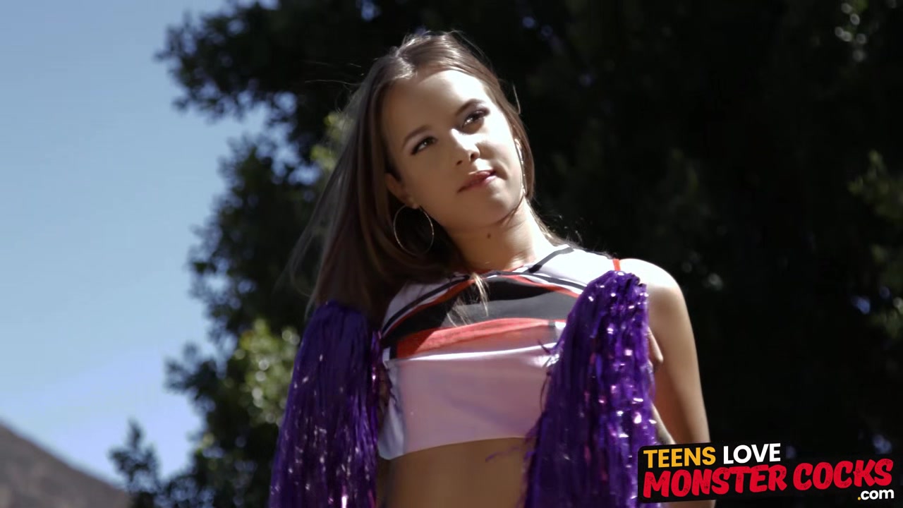 teen 18+ Liza Rowe uses cheerleading skills in interracial fuck