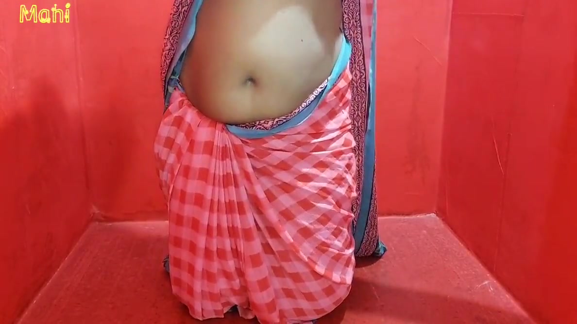 Homemade Tamil Mahi Aunty Showing Boobs And Pussy In Sareee Also Fingering And Moaning