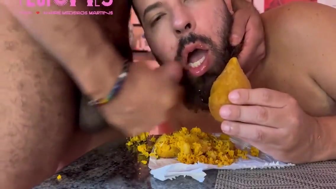 Coxinha- Garoto Mama Pau Grosso Enquanto Come Coxinha 6 Min