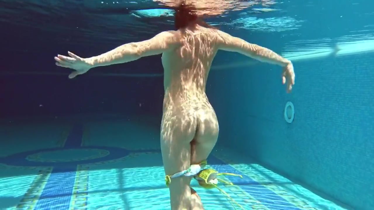 Nicole Pearl In Milf Babe Shaking Ass Underwater