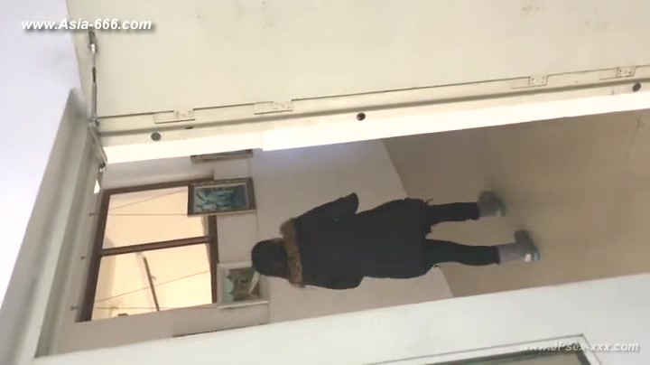 chinese girls go to toilet.130