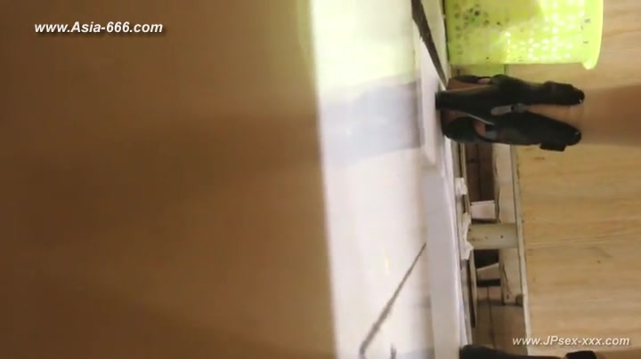 chinese girls go to toilet.66