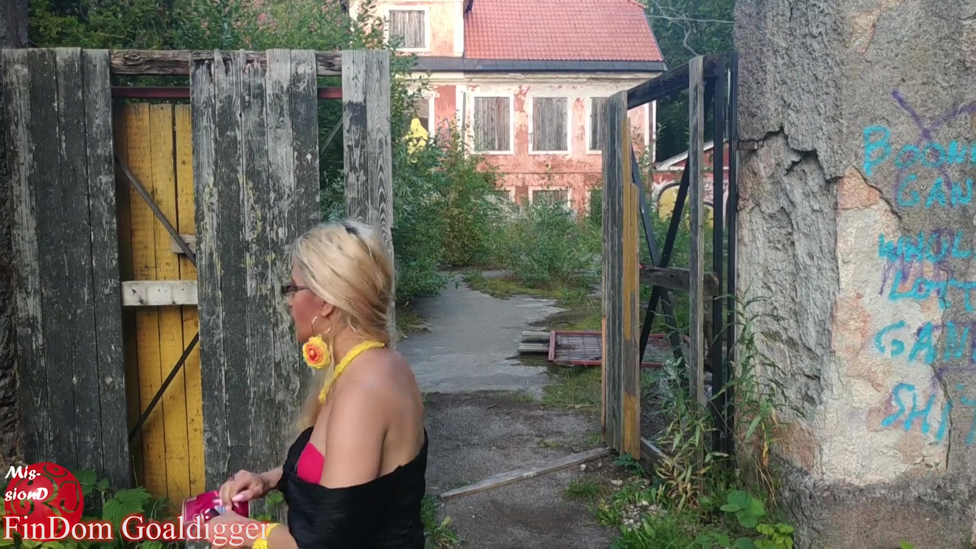 Blowing Balloons Near Old Manor In Big Eye Glasses - Sex Movies Featuring Findom Goaldigger