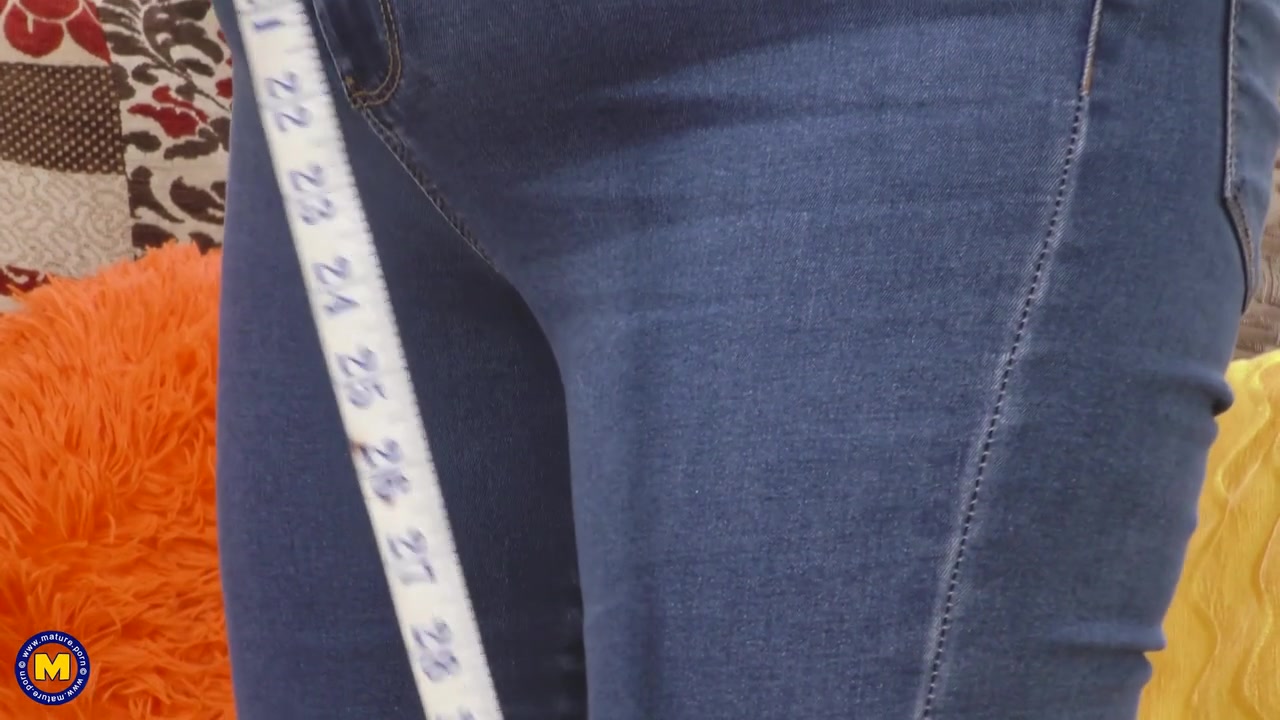 Sexy Curvy Mom Stretching Her Tight Jeans - MatureNl