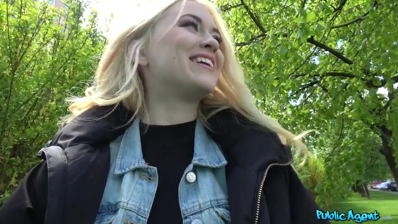 John Vickie Powell in Street Lady Fucks Cabbie for Cash - PublicAgent