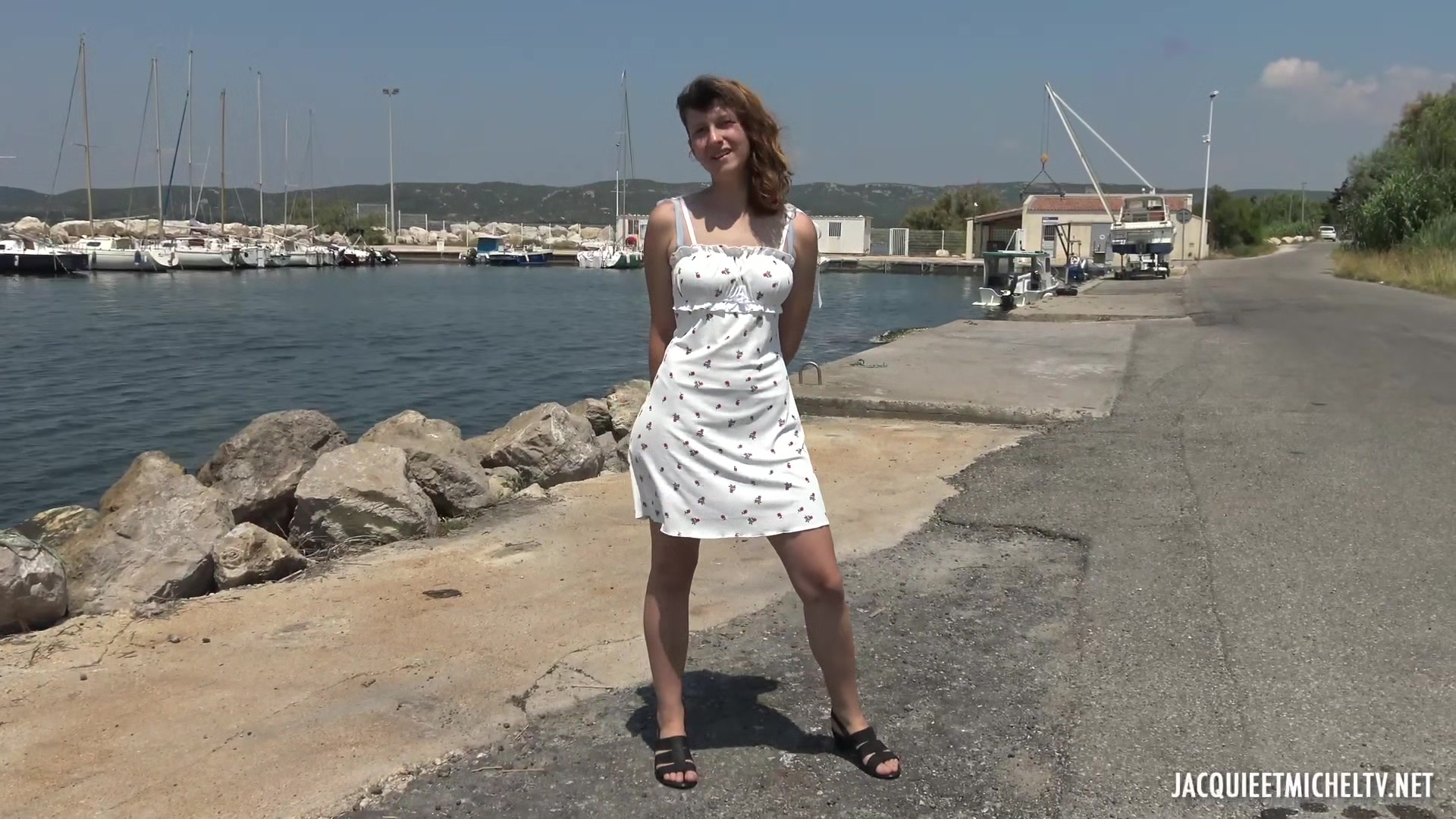 Outdoors fuck for the young Melany
