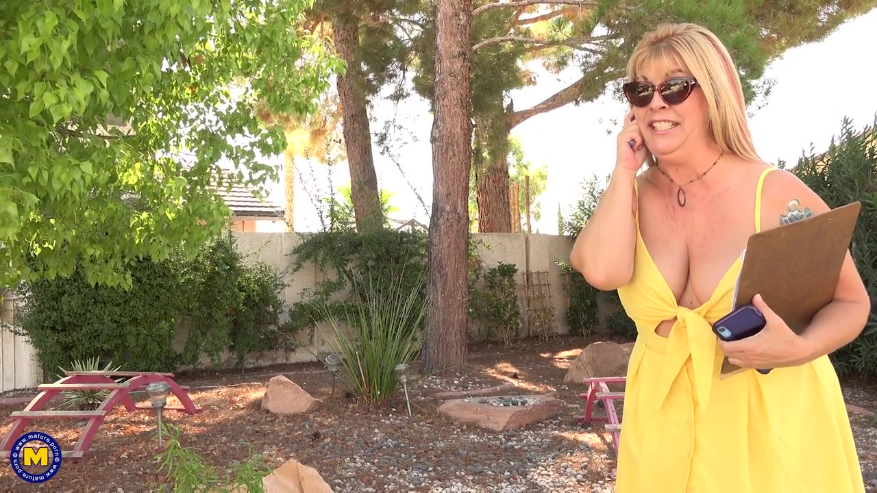 Curvy Joclyn Stone Has A Body For Fun And A Hairy Pussy To Die For - MatureNl