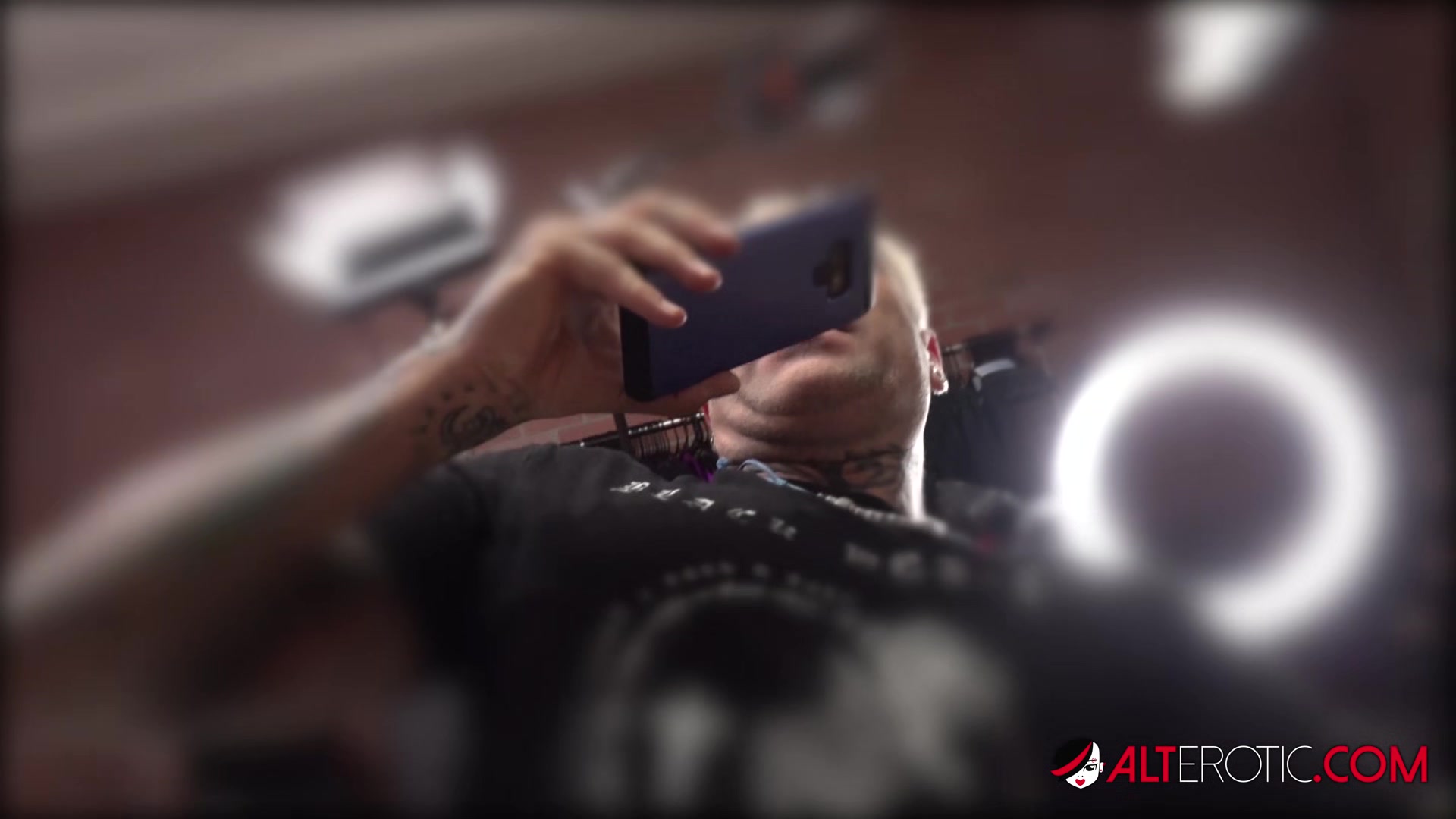 Amber Luke Masturbates While Getting Tattoo - AltErotic