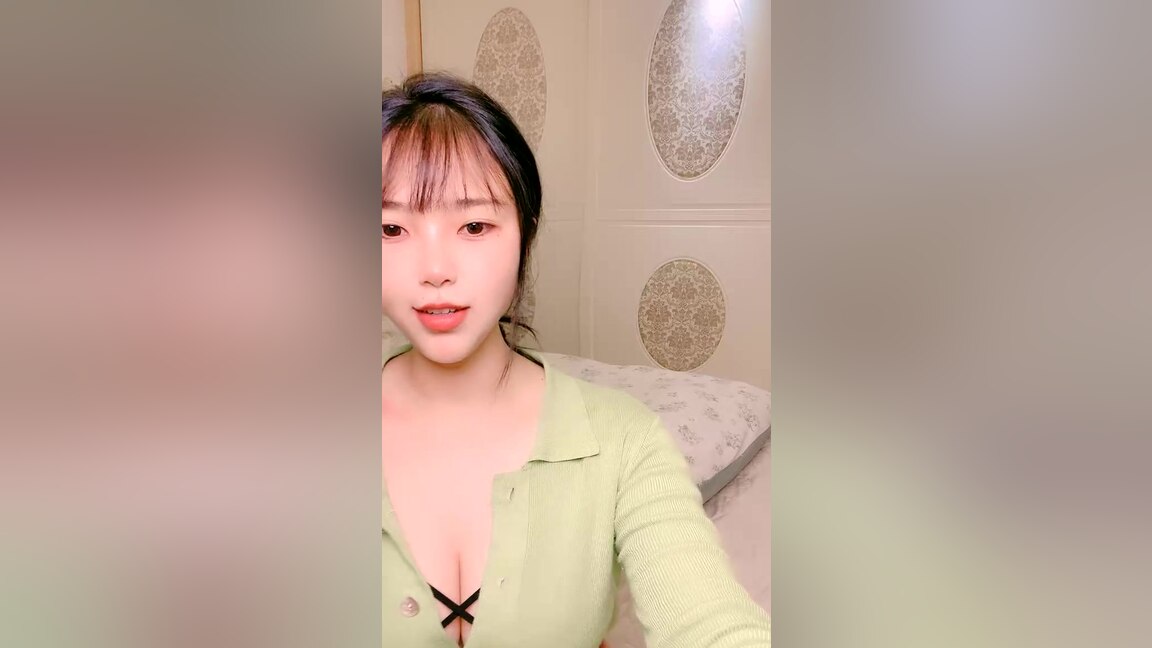Dogstyle sex with a hot Asian babe.