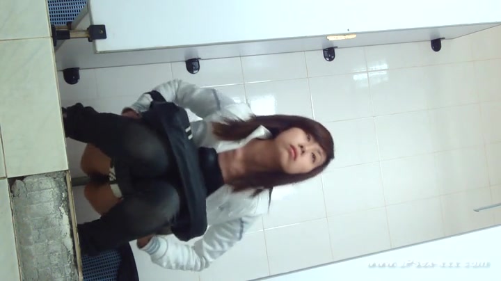 chinese girls go to the toilet.19