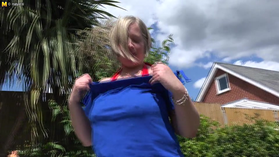 Naughty Mature Lady Playing With Herpussy In The Garden - MatureNL