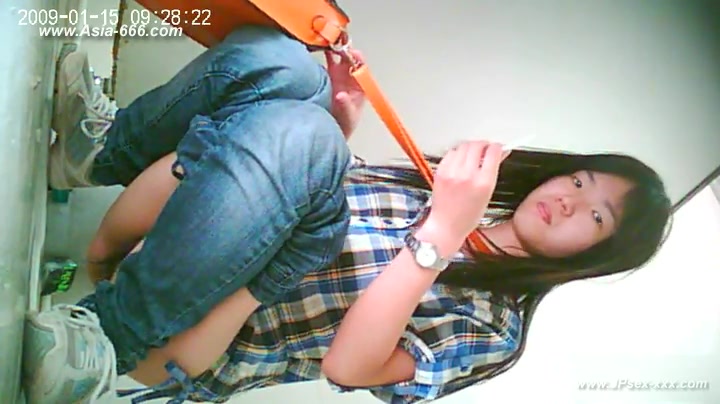 chinese girls go to toilet.41