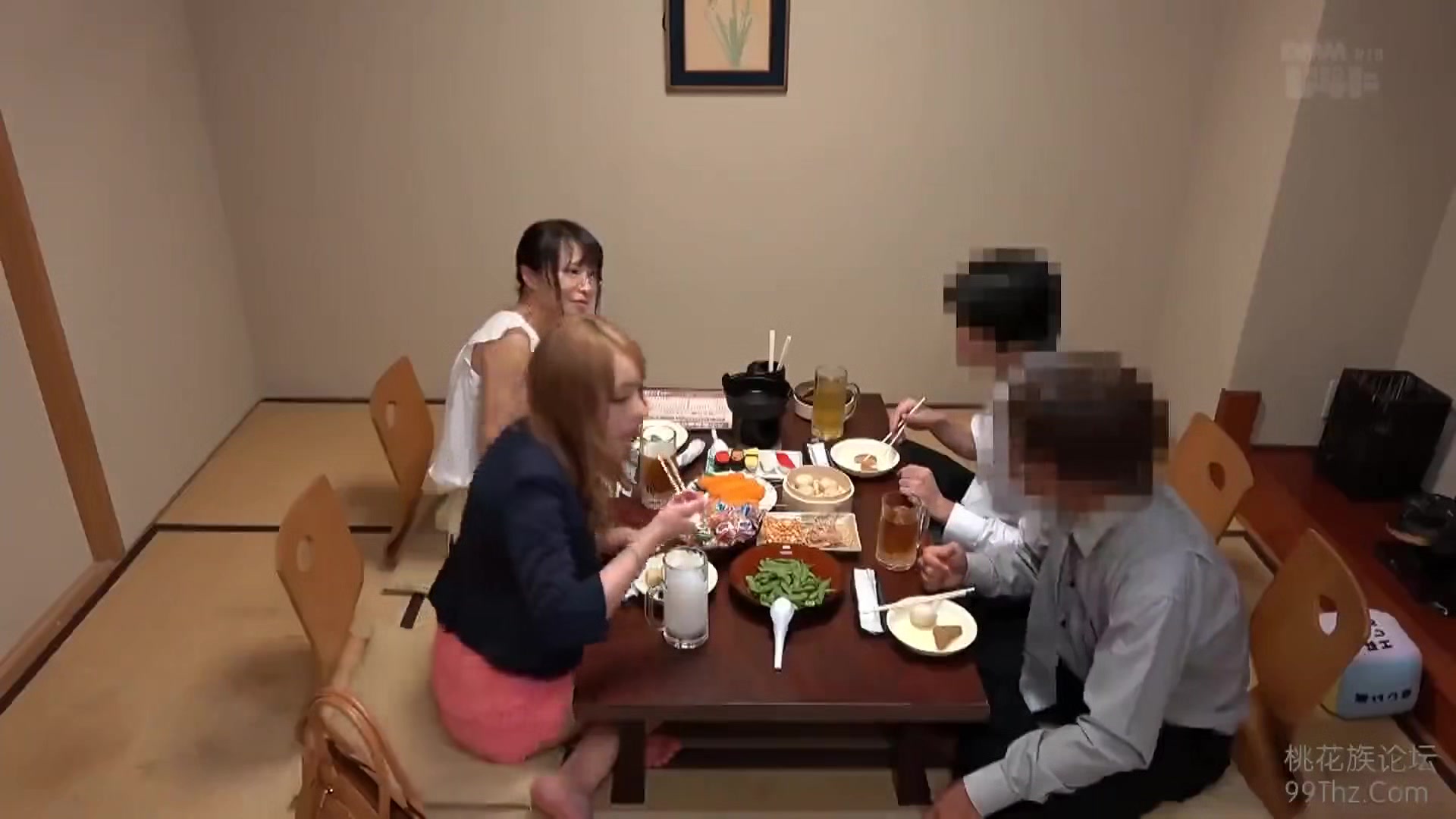 231016居酒屋店内でおせっせする連中f2