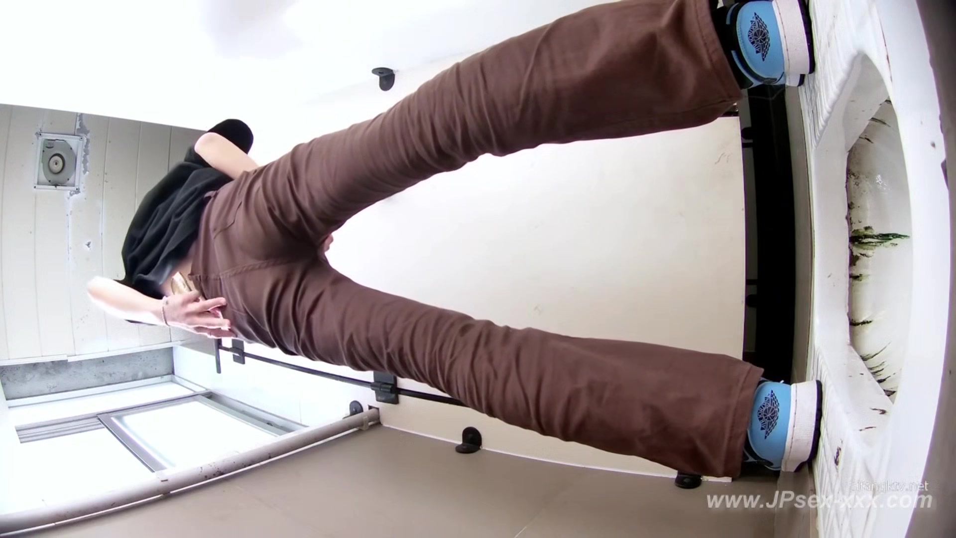 chinese girls go to toilet.324