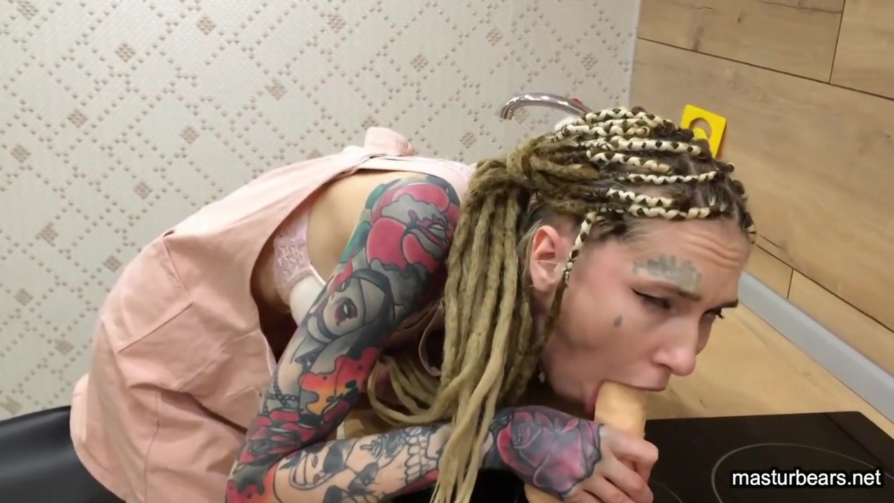 Kinky Helga Makes Her Pussy Squirt