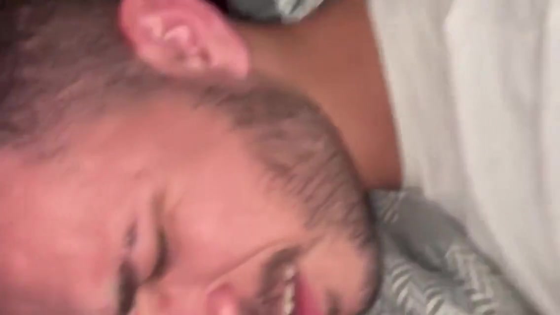 Flagrou Ao Namorando Trocando Mensagens Com Outro, Isso Deixou Ele Bem Revoltado, Porem Ele E Viciado Em Meter Sempre A Rola No Do Tiago, E Isso Fez Com Que Ele Aceitasse Uma Foda A Tres, 6 Min