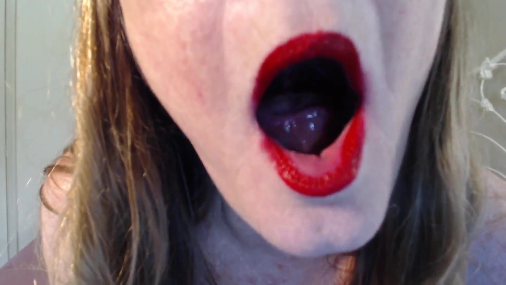 Horny Red Lips - TacAmateurs