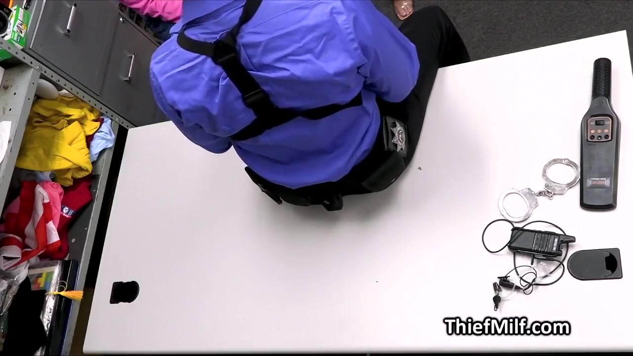 Hair Dye Leads To 3some In The Backroom - Große Titten