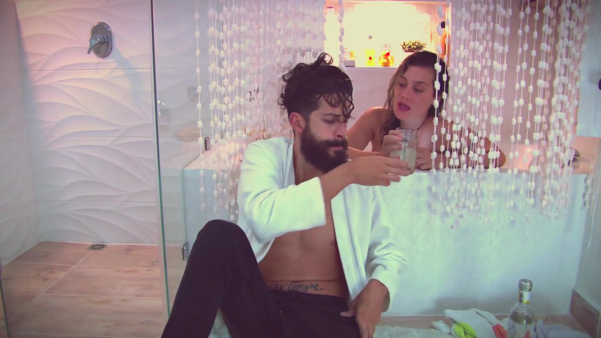 Una Ducha Luego De Las Fiestas - Sex Movies Featuring Andrea Garcia