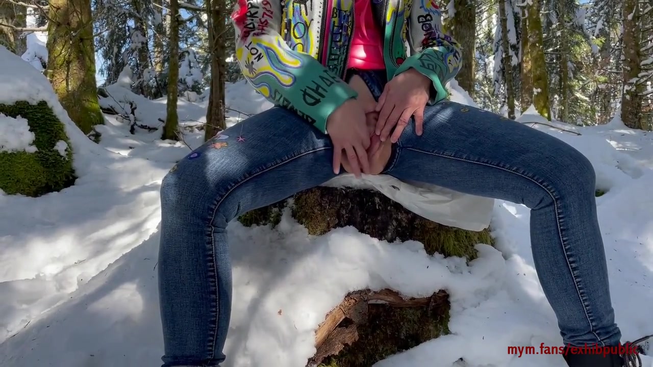 Je Fais Pipi Dans Neige Et Je Me Fais Pisse Sur La Chatte Ensuite