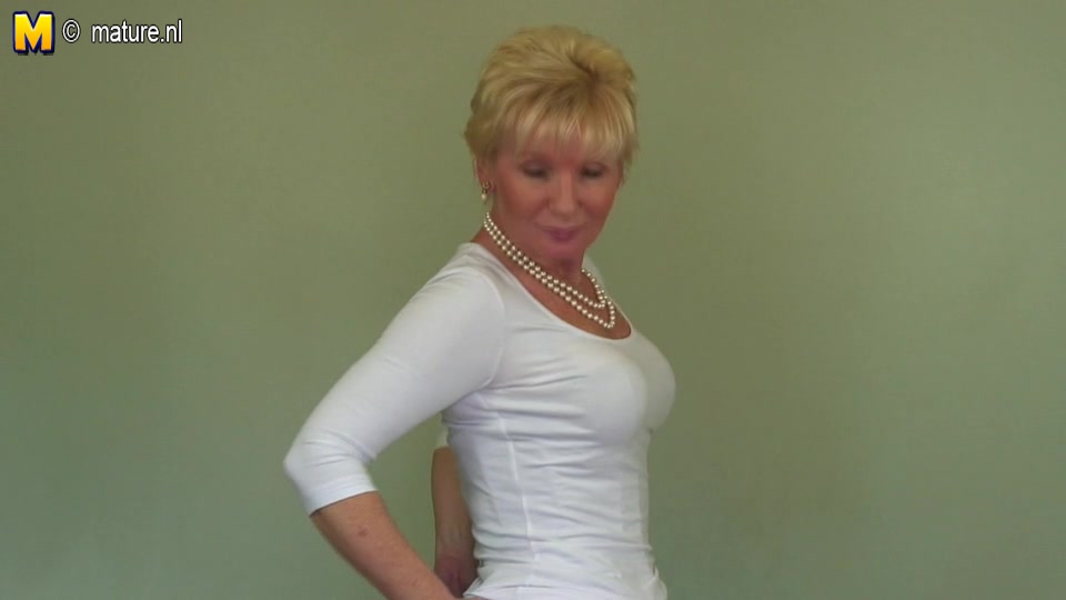 Classy Mature Lady Feeling Naughty - MatureNL