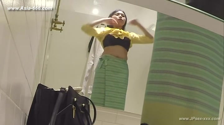 peeping asian changeroom.2