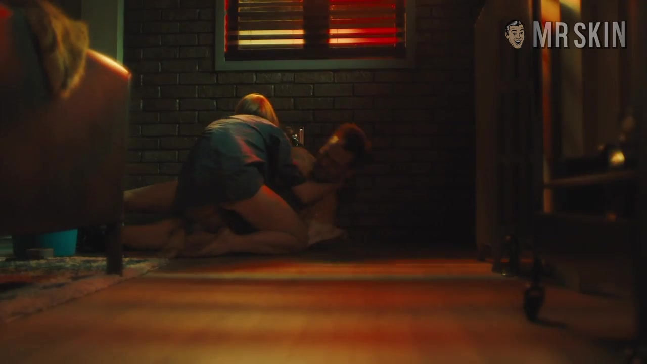 Taylor Schilling Serves Up Her Chow Hall In Orange Is The New Black - Mr.Skin