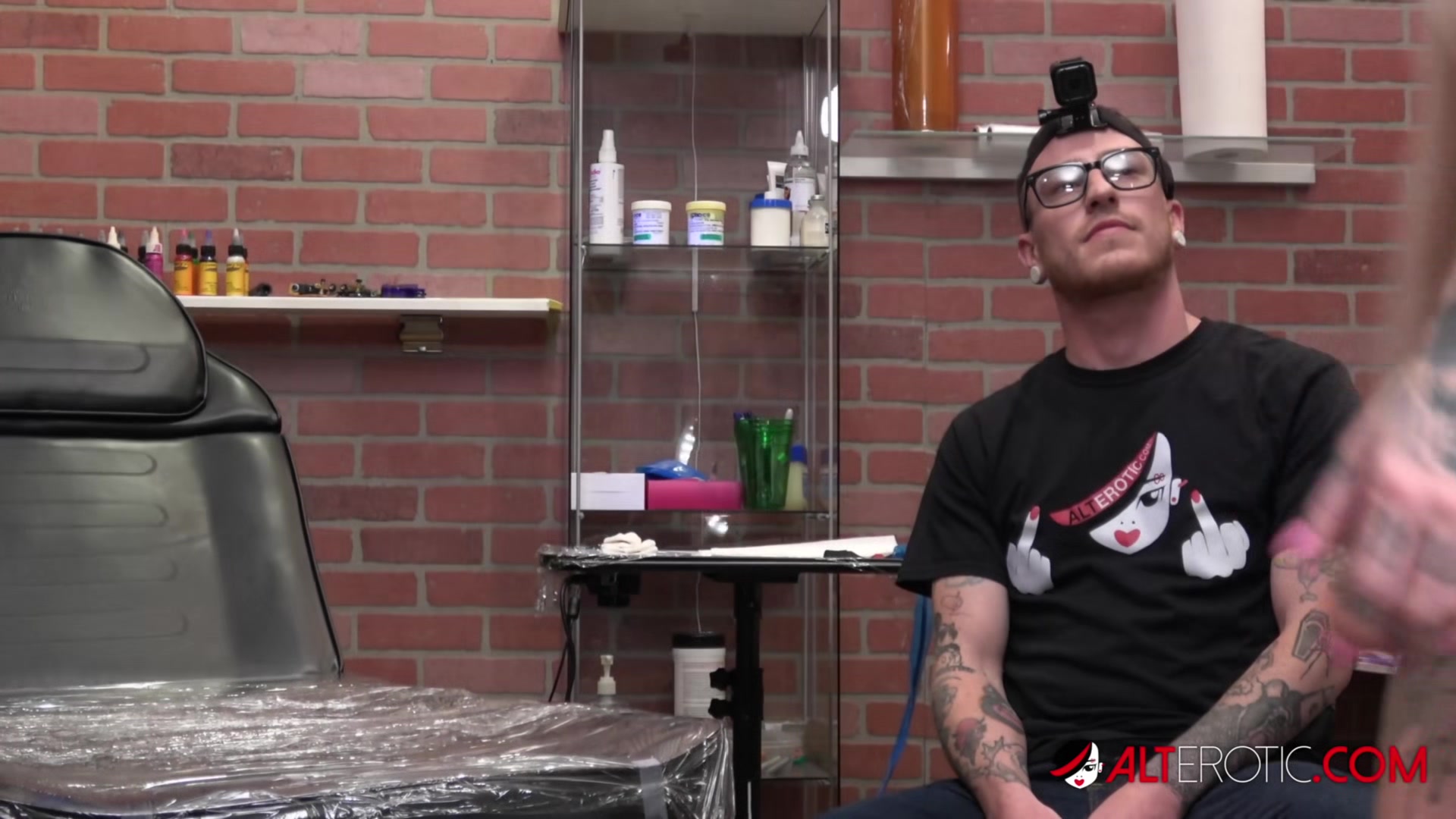 Sully Savage Gets a Crazy Clit Tattoo and Blows Tattoo Artist Cock - AltErotic