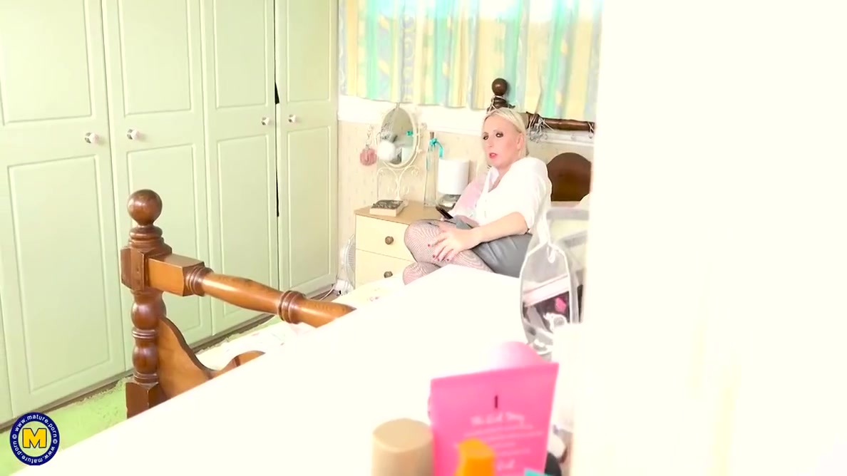 You Step mom - Yes Mature Step mom Wants You To Watch Her Private Life