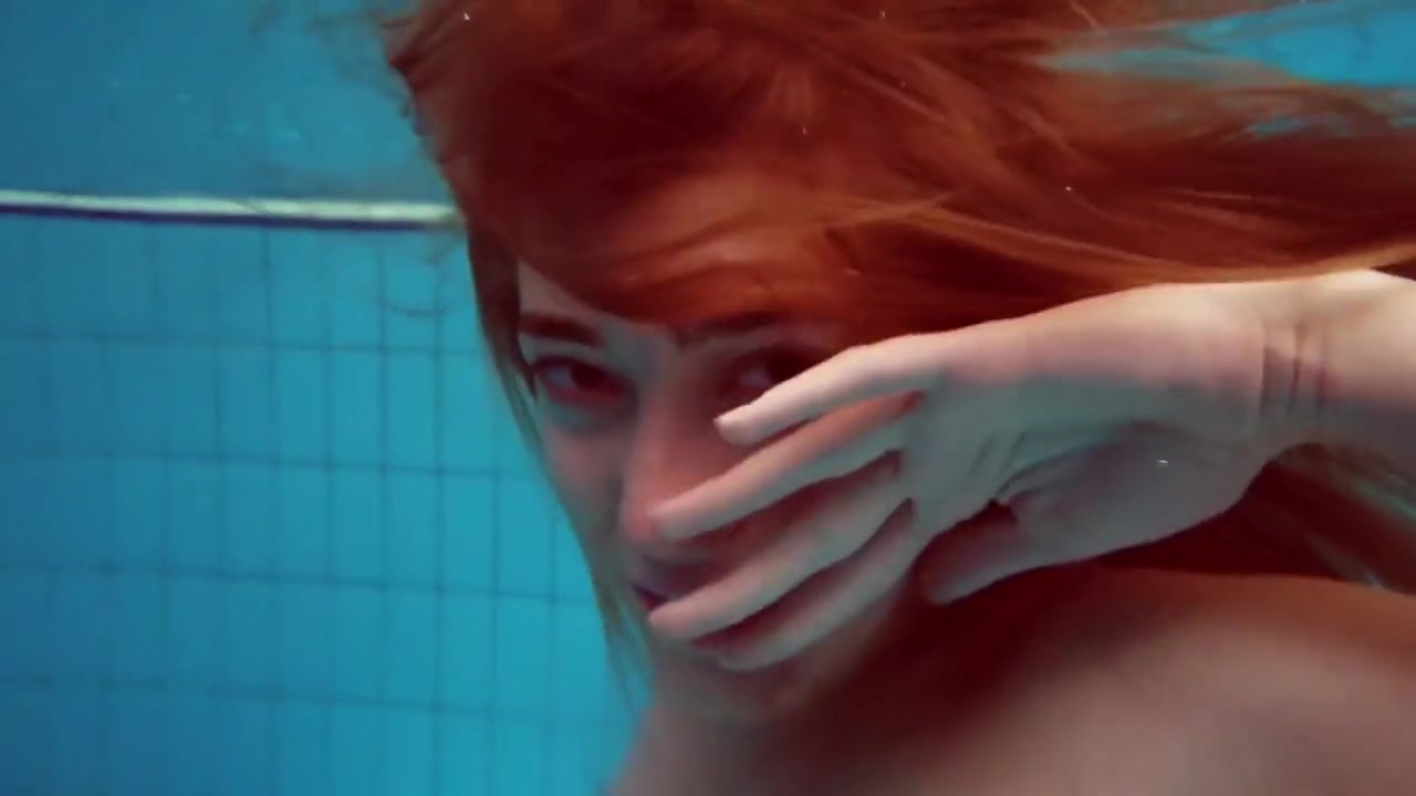 Underwater Hottest Babe Zelenkina Swims