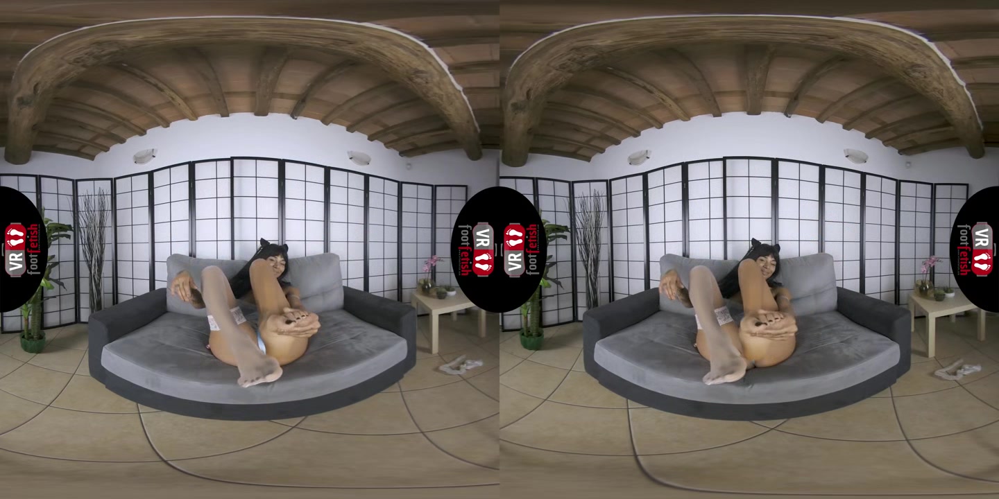 A Horny Ebony Babe Glorya Posing Her Feet And Dildoing Her Dark Muff In VR - VRFootFetish