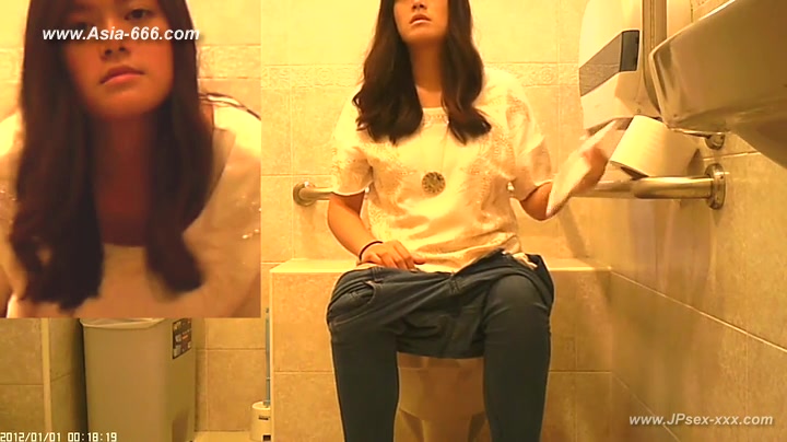 peeping taiwan girls go to toilet.3