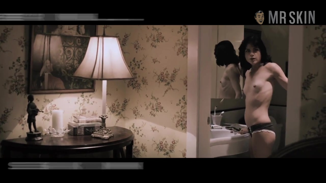 Battle of the Babes: Selma Blair vs. Neve Campbell - Mr.Skin
