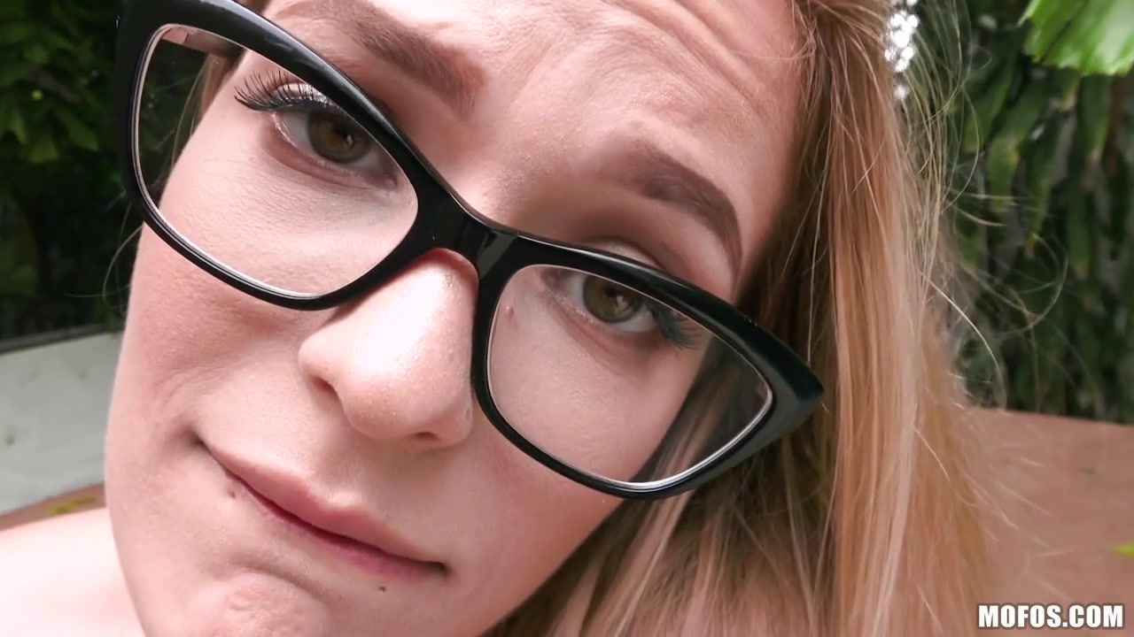 Sloan Harper in Curvy Glasses Chick Outdoor Sex - PublicPickups